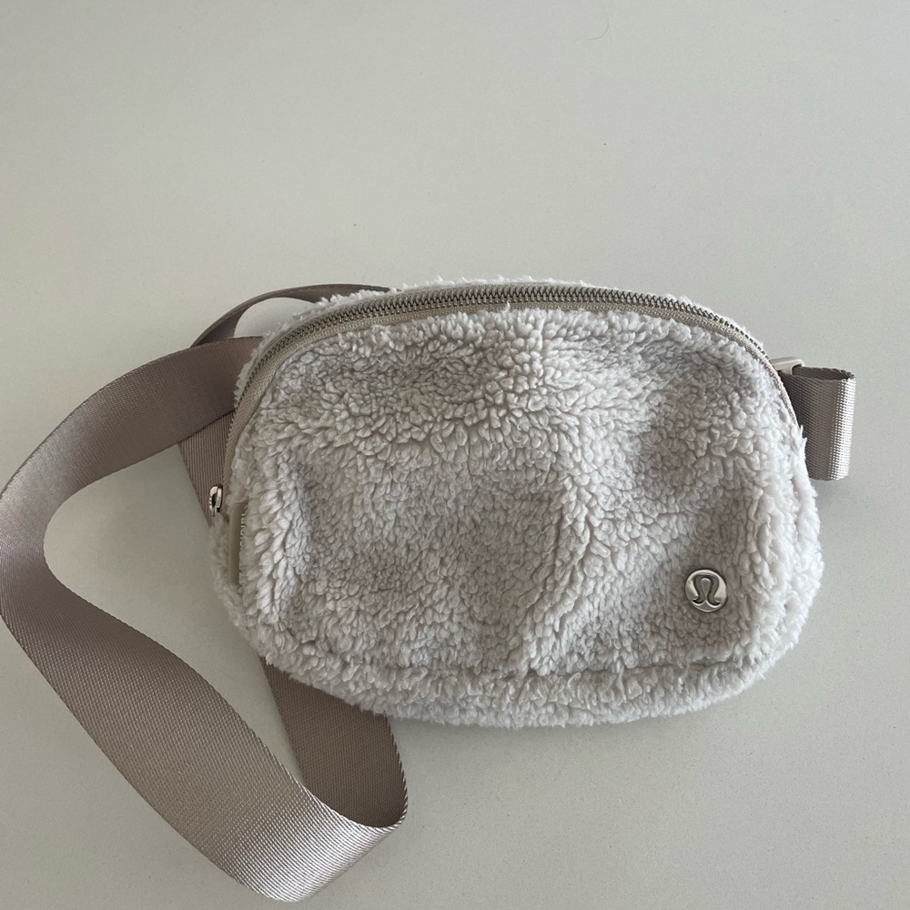 Lululemon cream fleece large belt Bag
